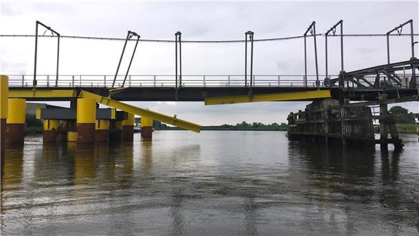 Beschädigte Eisenbahnbrücke über die Hunte bei Elsfleth