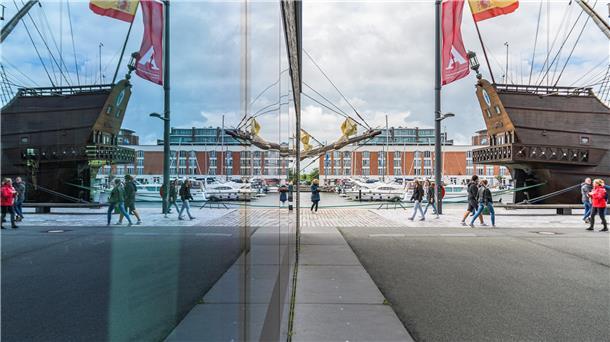 So magisch fotografieren unsere Influencer die Maritimen Tage Die „El Galeon“ mit Spiegelung. Fotografiert von Stefan Wyrwa, in Instagram @stefan_wyrwa.