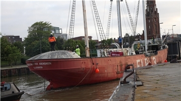 Die „Elbe 3“ hat gerade die Sportbootschleuse passiert