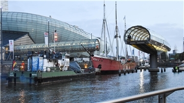 Die "Elbe 3" ist heute ins Dock verholt worden - eine Herausforderung. 