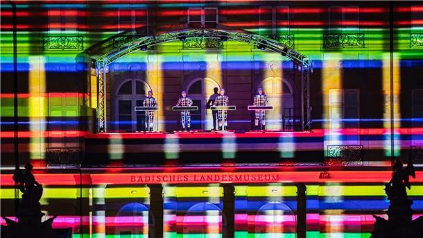 Computerwelt trifft Barockschloss - Kraftwerk in Karlsruhe Die Elektropop-Band Kraftwerk auf dem Balkon am Karlsruher Schloss.