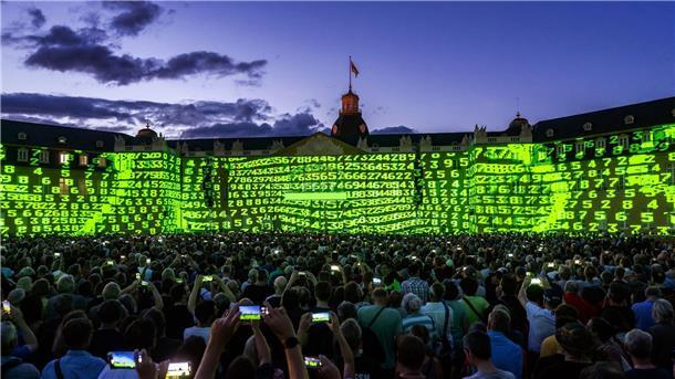 Computerwelt trifft Barockschloss - Kraftwerk in Karlsruhe Die Elektropop-Band Kraftwerk im Karlsruhe. Die Schlossfassade diente dabei als Projektionsfläche für eine Multimedia-Show.
