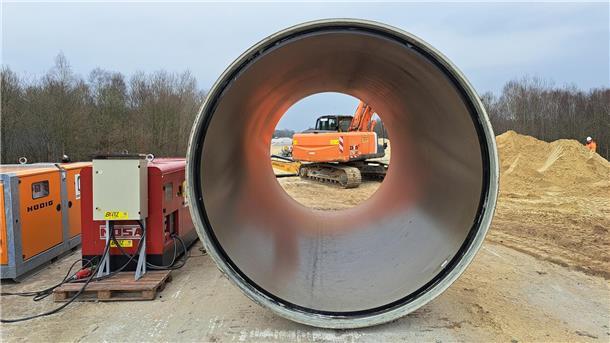 Bilderstrecke von der A27-Baustelle: Die besten Fotos der Woche Die Elemente der verstärkten Kunststoffrohre haben einen Durchmesser von drei Metern, sind acht Tonnen schwer und sechs Meter lang.