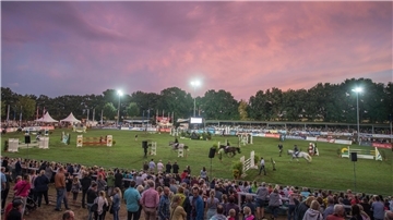 Blick auf einen großen Spingplatz bei Abendämmerung. Der Ticket-Vorverkauf für die Elmloher Reitertage ist gestartet.