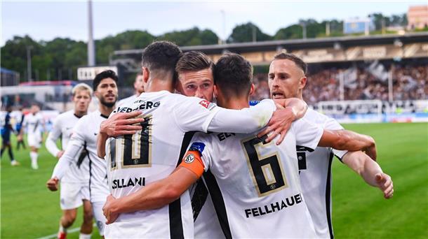Die Elversberger Spieler jubeln über das Ausgleichstor.
