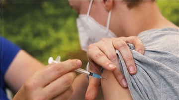 Eine Kinderärztin impft einen Jungen mit dem Corona-Impfstoff Comirnaty von Biontech-Pfizer. 