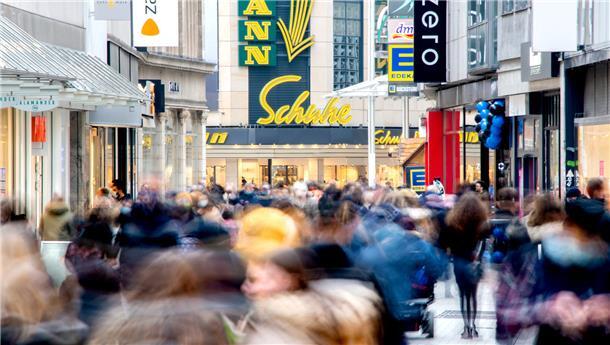 Zahlreiche Menschen gehen durch die Innenstadt von Hannover.