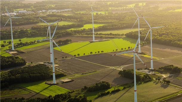 Die Energiewende im ländlichen Raum (hier: der jüngst in Betrieb genommene Windpark zwischen Wohlsdorf und Bartelsdorf): ein Themenschwerpunkt bei der Reihe „Grüne im Dialog“.