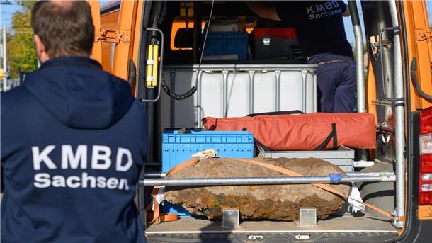 Die entschärfte 250-Kilogramm-Bombe aus dem Zweiten Weltkrieg liegt nach der Entschärfung in einem Transporter des Sächsischen Kampfmittelbeseitigungsdienstes.