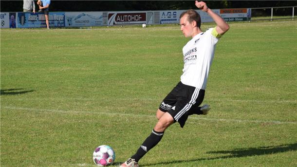 Die Entscheidung für den SV Ippensen. Kapitän Nils Klindworth hat sich den Ball zurechtgelegt und erzielt das 2:1 kurz vor Schluss.