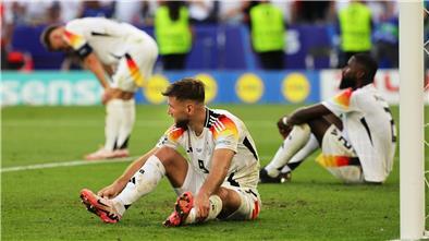 Verloren und doch gewonnen - Viel Sympathie für die Leistungen der DFB-Elf Die Enttäuschung nach dem Aus war riesig: Deutschlands Nationalspieler Joshua Kimmich (v.li.), Niclas Füllkrug und Antonio Rüdiger ist die Trauer nach dem Abpfiff anzusehen.