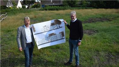 Stäwog-Chef Sieghard Lückehe und Architekt Wilke-Bernd Wiedenroth zeigen eine Ansicht von dem Gebäudekomplex.