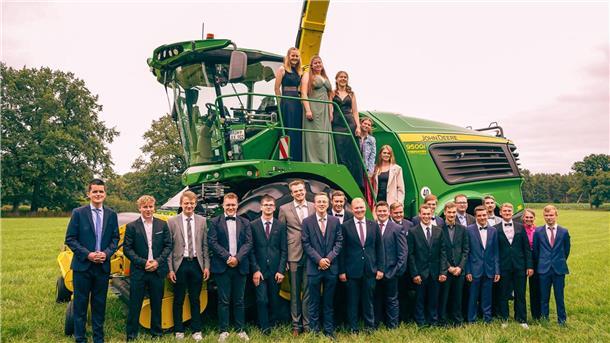 Landwirt-Azubis feiern ihren erfolgreichen Abschluss Die erfolgreichen Absolventinnen und Absolventen mit ihren Lehrern Dr. Sebastian Pagenkemper (Vierter von rechts) und Dorothee Lux (Zweite von rechts).