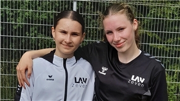 Zwei junge Frauen stehen nebeneinander.