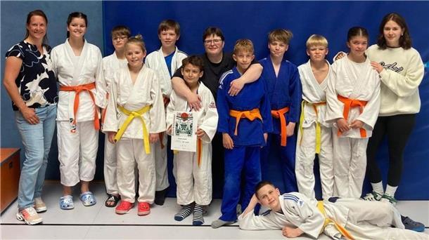 Judo-Talente aus Zeven: Erfolgreiche Kämpfe in der U11 und U13 Die erfolgreichen Nachwuchskämpfer (von links: Lena Behrens, Nikita Sabau, Roman Sabau, Veit Jungemann, Jonas Behrens, Richard Werneke, Regina Schiller, Tim Jakobsen, Quentin Huchthausen, Julius Frahm, Ellen Jakobsen, Mia Groß-Langenhoff. Liegend: Leonardo Tymoshenko.