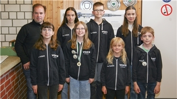 Die erfolgreichen Schützen des SV Spreckens: (hinten, von links) Jugendleiter Dennis Gerdel, Stella Wülbern, Louis Klintworth Helene Gerdel und Svea Klintworth sowie (vorn, von links) Frieda Gerdel, Leni Klintworth, Alea Ropers, Claas Beecken und Nele Klintworth. Auf dem Bild fehlen: Adrian Steffens, Mattis Bokelmann, Marten Kanies, Miriam Günther und Emma Böttger.