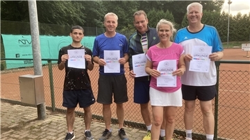 Die erfolgreichen Teilnehmer des Tennissportverein Beverstedt mit ihrem DTB-Sportabzeichen.