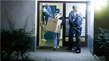 Die Ermittler beschlagnahmten mehrere Tausend Asservate, darunter Waffen, Bargeld und digitale Medien. (Archivbild)