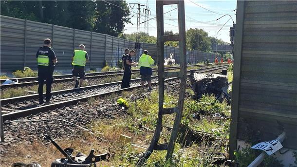 Staatsanwaltschaft: Schranke bei tödlichem Zugunfall offen Die Ermittler gehen davon aus, dass die Schranke bei dem tödlichen Unfall an einem Bahnübergang in Bremen Ende September offen stand. (Archivbild)
