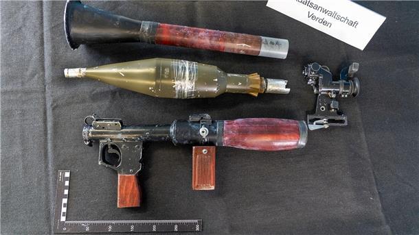 Waffen und Geld - Tausende Asservate der RAF gesichert Die Ermittler gehen davon aus, dass Klette und ihre Komplizen diese Waffen und die Attrappe einer Panzerfaust bei Überfallen einsetzten.