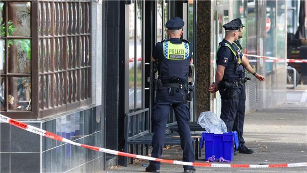 Toter in Hamburger Shisha-Bar - Mordkommission ermittelt Die Ermittler und die Spurensicherung waren am Tatort.