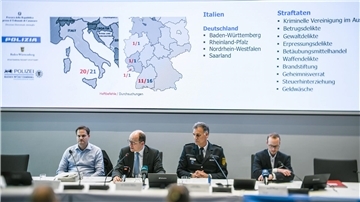 Die Ermittler waren in Baden-Württemberg, Nordrhein-Westfalen, Rheinland-Pfalz, im Saarland sowie in Italien im Einsatz.