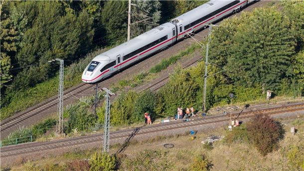 Brandstiftung an Bahn-Schaltkasten? Ermittler suchen Zeugen Die Ermittlungen zu der mutmaßlich vorsätzlichen Brandstiftung an einem Sicherungskasten eines Stellwerks in Lehrte bei Hannover dauern an.