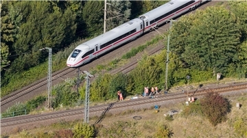 Die Ermittlungen zu der mutmaßlich vorsätzlichen Brandstiftung an einem Sicherungskasten eines Stellwerks in Lehrte bei Hannover dauern an.