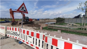 Die Erschließungsarbeiten in dem direkt an die bestehende Bebauung der Lise-Meitner-Straße und der Mülheimer Straße (rechts) angrenzenden  Neubaugebiet kommen voran.
