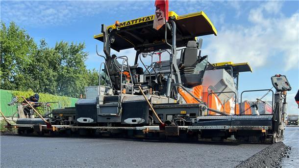 Die erste A27-Brücke bei Wulsdorf ist so gut wie fertig. Zuletzt wurde die Fahrbahn asphaltiert.