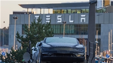 Die erste Betriebsratswahl im Tesla-Werk in Grünheide fand 2022 noch vor der Werkseröffnung statt. Seitdem arbeiten viel mehr Menschen in der Fabrik.