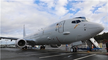 Die erste P-8A Poseidon steht bei der feierlichen Übergabe auf dem Flugfeld von Boeing in Seattle/USA.