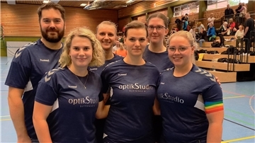 Die erste Prellball-Frauenmannschaft des MTV Wohnste, Jenny Rothfischer (von links), Thea Heppner-Wiese, Ann-Katrin Key, Alena Fitschen und Alina Trompeter, mit Trainer Jens Hüsing