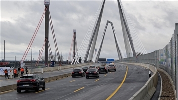 Die ersten Fahrzeuge fahren über die neue Leverkusener Brücke.
