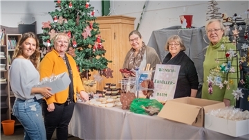 Lagerhalle wird zum Weihnachtswunderland: Ehrenamtlich organisieren einige Bremerhavener Frauen eine Wunscherfüll-Aktion für alte, einsame, sozial schwach gestellte Menschen. Ziel: 500 Wünsche zu erfüllen.