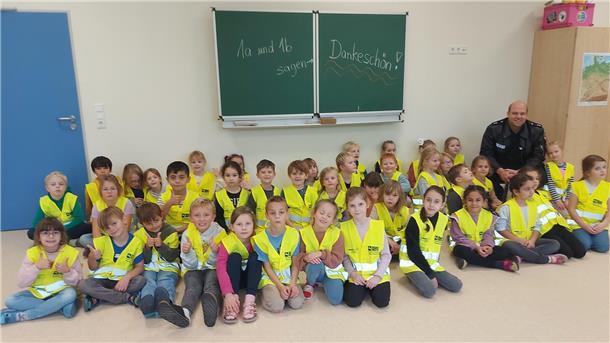 Kinder mit gelben Warnwesten