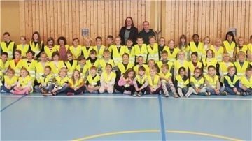 Kinder in gelben Warnwesten