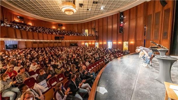 Die Ersties sind los! 600 Studenten machen Bremerhaven unsicher Die Erstsemester der Hochschule Bremerhaven werden im Stadttheater mit einer Kostprobe des Musicals "Hairspray" begrüßt.
