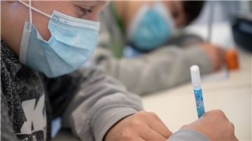 Die Erwachsenen-Masken passen den Kindern nicht und helfen deshalb wenig, sagte der Aerosol-Forscher Gerhard Scheuch in der Bildungsdeputation.