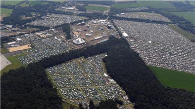 Deichbrand verliert Green Camp: Wanhöden plant Industrie-Ausbau Die Erweiterung des Industriebetriebes Wanhöden wird an den bisherigen Deichbrand-Campingflächen nicht spurlos vorbeigehen. Insbesondere werden die Festival-Veranstalter künftig ohne ihr Greencamp (Vordergrund, von Wald umgeben) planen müssen.
