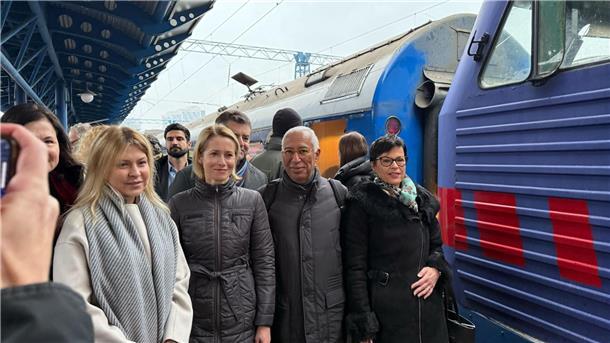 Neue EU-Analyse sieht Reformtempo der Ukraine kritisch Die EU-Außenbeauftragte Kaja Kallas (2.v.l) und EU-Erweiterungskommissarin Marta Kos (r) legen Berichte zu Reformfortschritten von Ländern vor, die in die Europäische Union streben. (Archivbild)