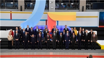 Die EU-Staatsoberhäupter und ihre Amtskollegen aus dem Verband Südostasiatischer Nationen posieren für ein Gruppenfoto.