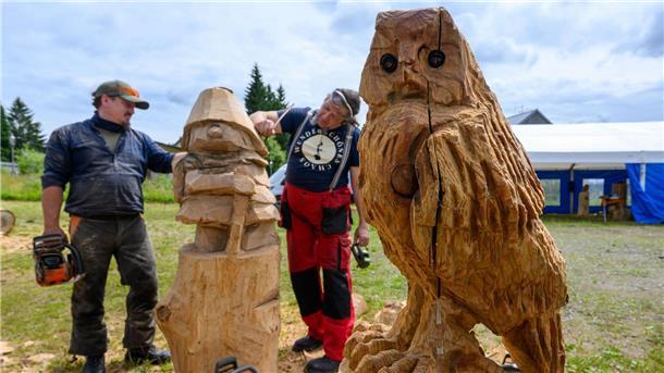 Mit der Kettensäge schnitzen Die Eule ist schon fertig, an der Figur Fichtelchen muss noch gesägt werden.