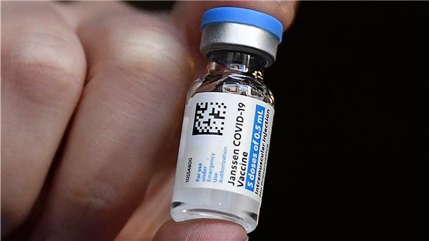Die Apothekerin Madeline Acquilano hält im Hartford Hospital eine Dosis mit dem Corona-Impfstoff des US-Pharmakonzerns Johnson & Johnson. 