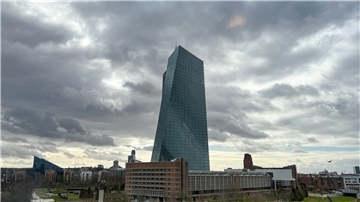 Die Europäische Zentralbank (EZB) unter dichten Wolken in Frankfurt am Main.