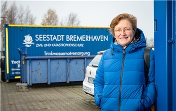 Die evangelisch-lutherische Pastorin Kerstin Jaensch ist seit 2020 Beauftragte des Kirchenkreises Bremerhaven für Katastrophenschutz und steht in engem Kontakt mit dem THW. Hier auf dessen Fahrzeughof. 