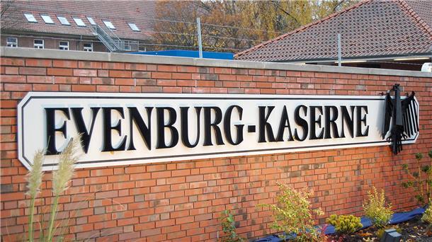 Die Evenburg-Kaserne in Leer ist im Eingangsbereich von einer Mauer mit aufgesetztem Zaun umgeben.