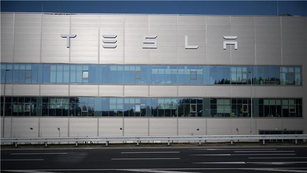 „Dümmste Öko-Terroristen“: Musk äußert sich zu Tesla-Vorfall Die Fabrik in Grünheide bei Berlin wurde nach Angaben von Tesla evakuiert.