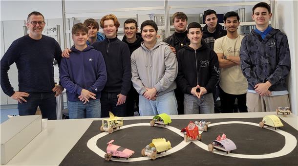 Die Fachoberschulklasse Technik, Klasse 11, hat das Projekt „Spürhund oder Motte“ erfolgreich beendet. Darüber freut sich auch Alwin Uden (links), Abteilungsleiter an den Berufsbildenden Schulen.