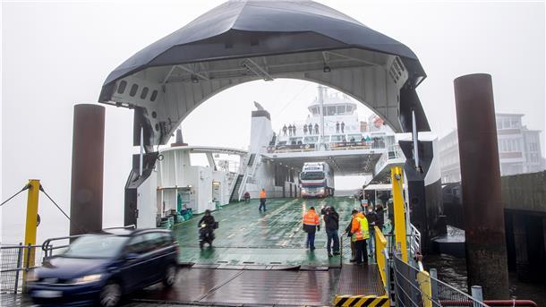 Keine Coronahilfen für die Elbfähre Die Fährbetreiber in Cuxhaven kämpfen mit einem zurückgehenden Geschäft und steigenden Treibstoffpreisen.